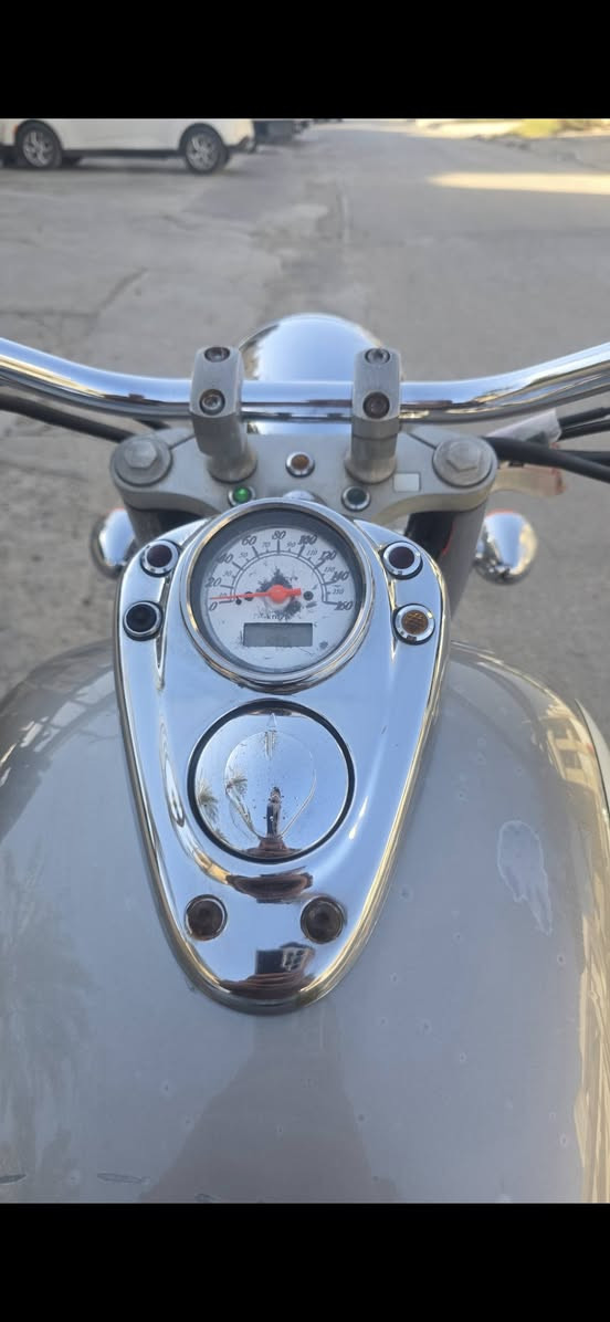 سلام عليكم هارلي شادو ٤٠٠ محرك بلادي ممفتوح كاملة بدون نقص فقط كيج كيلو متر لا يعمل مكاني بغداد بدون رقم الدراجة 
سعرها ١٩ وبيها مجال (***********)
