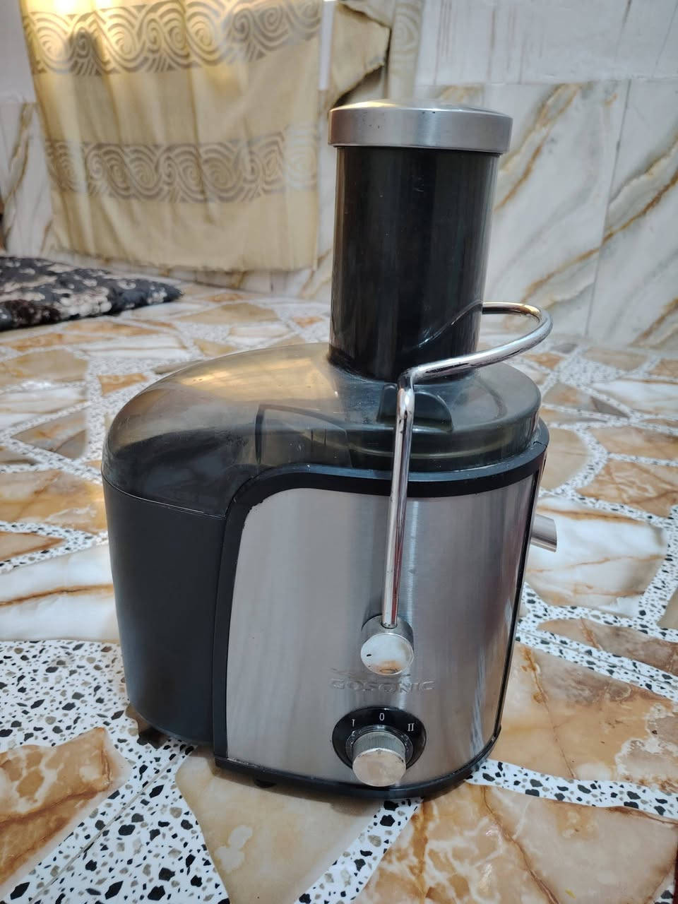 السلام عليكم
خلاط GOSONIC
شغال ونضيف 
نوعية ممتازة كلشي تخلي بي يعصره يطلع العصير وحد والكشر وحد
اني ماخذه ب 90 الله شاهد قيم واخذ باليرضي الله
واتساب ***********
