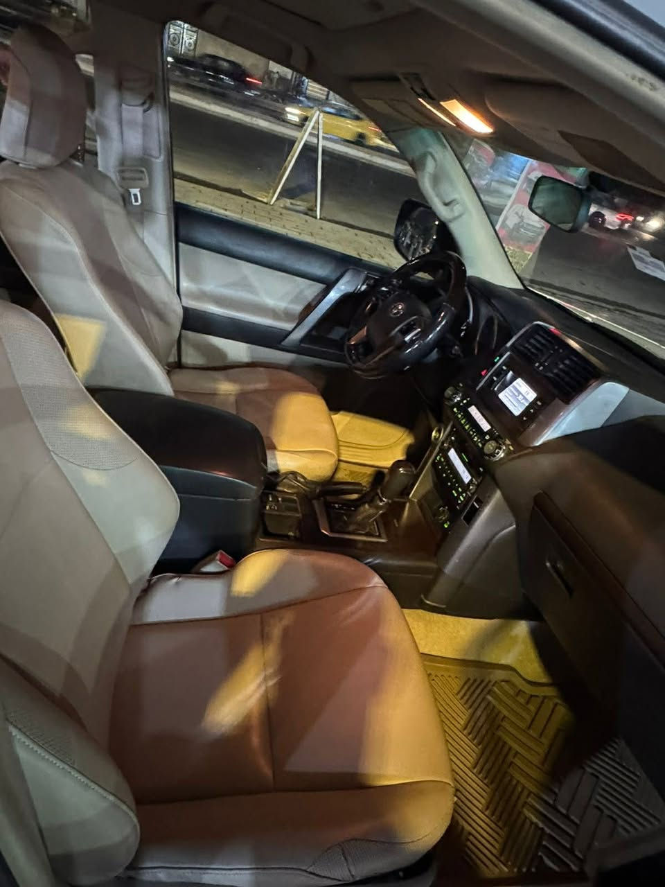 السلام عليكم ورحمة الله ، لبيع برادو 2011 (لبيع فقط بدون مراوس)ابيض (رقم بصره إنكليزي مميزه )كويتي فول 
السياره جديده ،
المواصفات فول ١/١ محرك 6 سلندر (4000) ، مكفوله كلشي حته دعاميات محرك كير كفاله على وضعيته الشركة ، صدر جديد + تخم تاير جديد + تخم دسكات ،ونعومته خير من الله ، الموصفات كويتي ، فول 
فتحه سلايت 
بصمه ونظام ترحيب ،
١٠ ايرباك ،
دبل تانكي ،
هوك خلفي ، تبريد 3 قطعه + ثلاجه وسطيه ، 
مري شفط كهربائي ، حساس خلفي مع كامره خلفيه ،
تحكم استيرن جهتين ،
كروز سرعه ،
داخل صاج ملكي دركه صاج ،
كشنات جلد  ،٧ راكب ، 
سبير  تعلليك ، 
دفع رباعي 4x4 ، (السعره 270 )وبيه مجال مكاني بغداد الكرادة ، اتصال او واتساب ***********
