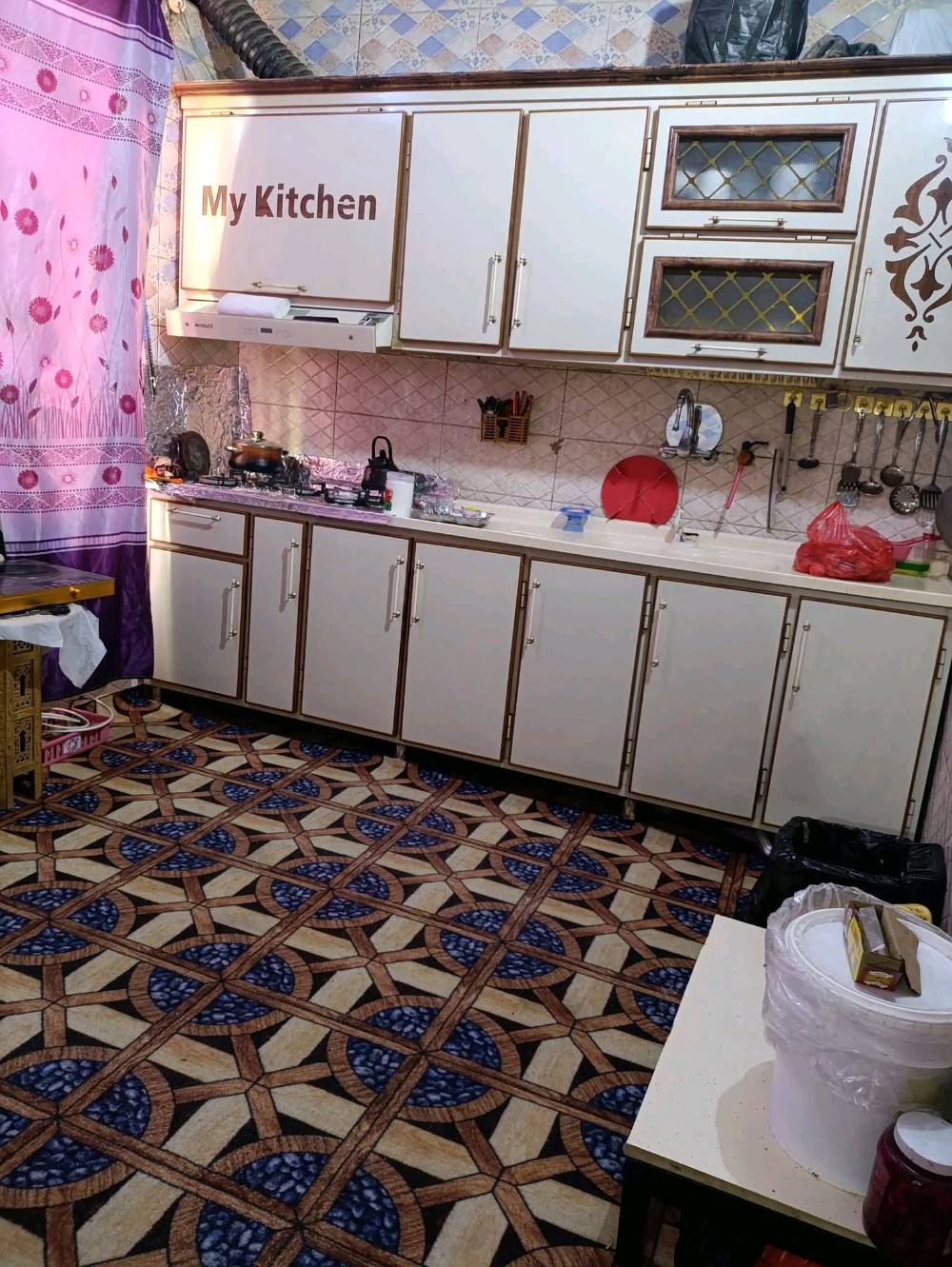 بيت 150متر ركن ع شارعين طابو زراعي مشمول ب التطويب  سند 25  كافة الخدمات متوفرة ماء كهرباء باب البيت البناء اساس صب بناء بلوك سقف عكادة. يتكون من 3غرف نوم وصالة ومطبخ واستقبال وطارمة جبيرة يبعد عن الشارع تقريبا 100متر عنوان كوفة شارع معمل خلف مستوصف علي الرماحي   