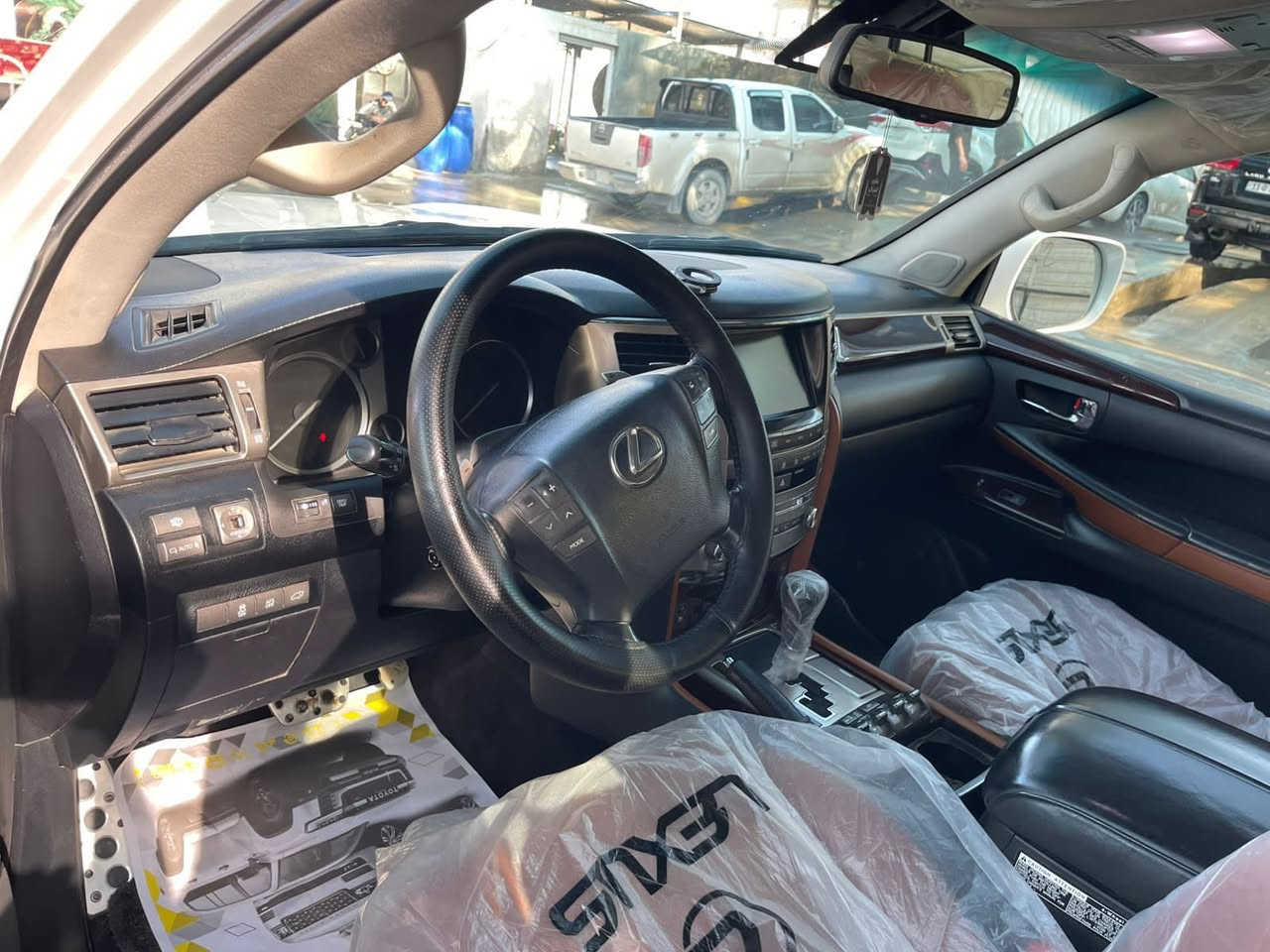 السلام عليكم للبيع لكزز 2014 فول مواصفات رقم بغداد مكفوله بيها صبغ قطعه وحده السعر 405 وبيها مجال قليل تلفون ***********
