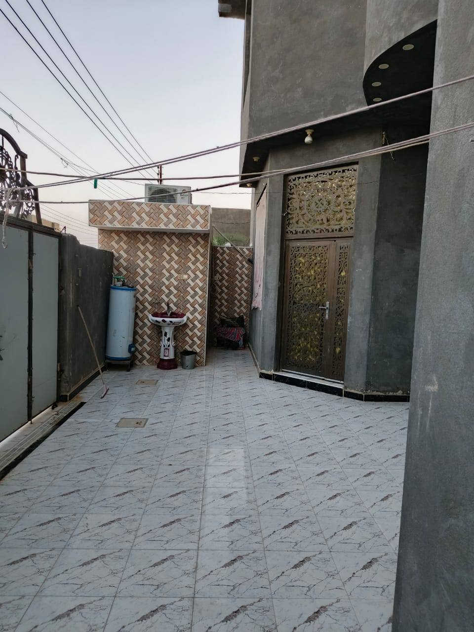 بيت للبيع حي الرياض قريب المستشفى الجديد المساحه 250 طابقين السعر 160
حر غير مطلوب للدوله 
***********
