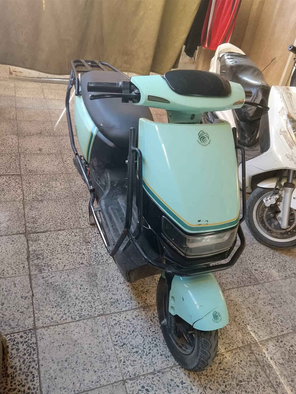 دراجه شحن للبيع  معه شاحنه اصليه ويجي وياها صندوك متحرك  وبطاريه عاليه الضمان السعر والستفسار ***********

