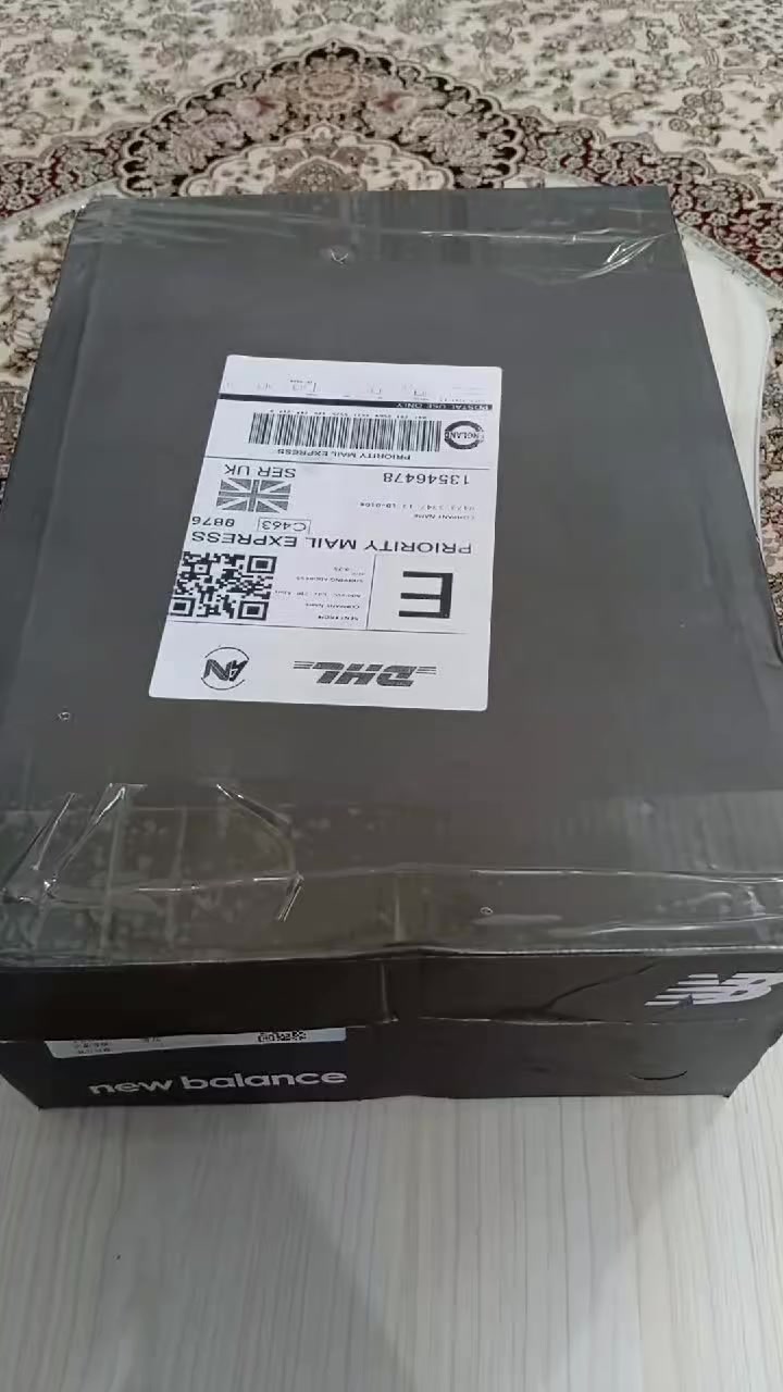 السلام عليكم اخواني هذه حذاء رياضيه رجاليه من ماركه آنتا ANTA الاصليه اخوان 
***********
