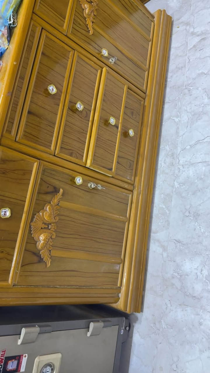 غرفه تسكام شغل يدوي طابقين  البيع درجه اوله  مشتريها ب اربعه واريدها مليونين ***********
