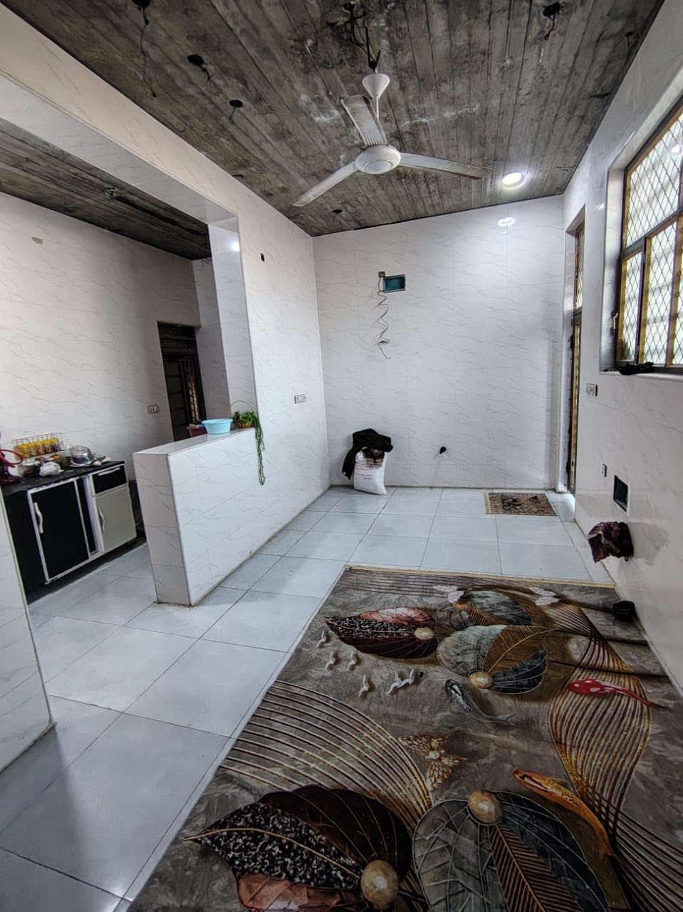 دار للبيع 240متر... طابقين كونكريت مسلح... زراعي سند25.. بحي الجامعة بالمجمع. شارع الجدارية. اول مجمع على ايدك اليسار.. 
طابق ااثاني عوز تشطيبات
طابق الاول استقبال مطبخ حار برد صاله غرفتين نوم حمامات خارجي وداخلية
طابق الثاني هم حمامات غرفتين نوم صاله وسطح.. 
السعر140مع المجال

***********
