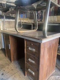 لبيع ميزمكتب ٠٧٧١٠٩٤٧١١٣