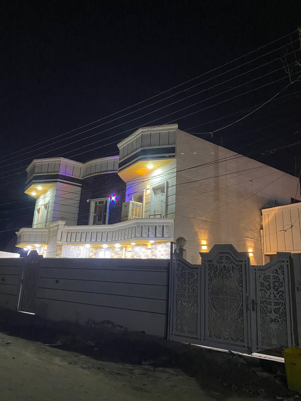 🏠 دار ركن للبيع – الورار / الرمادي
📍 قرب مدرسة الزوراء 📐 المساحة 330 م² ⭐ طابو صرف 🏗️ بناء 2021 🚗 كراج سيارة 🛏️ 5 غرف + ديوان + صالة واسعة 🍽️ مطبخ حار وبارد 🌟 موقع مميز وكامل الخدمات
💰 السعر: 275 مليون دينار
📞 ***********

