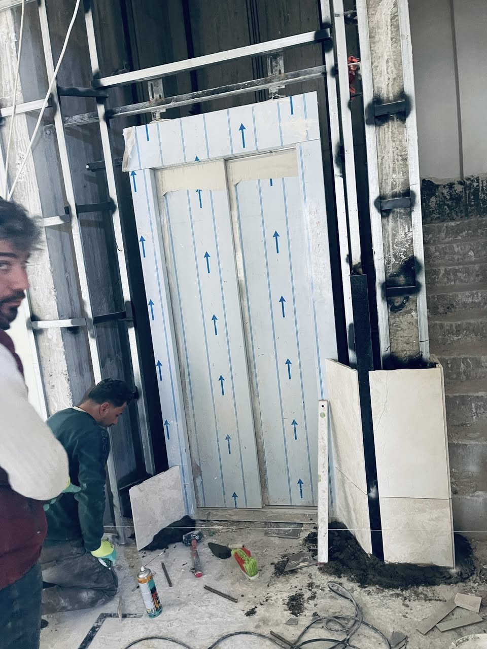 🔷  متابعة أعمال تغليف واجهة المصعد 🔷  

📍 الموقع: كركوك – طريق بغداد  
🏗️ اسم المشروع: بناية تجارية  

ضمن أعمال الإنهاءات، تمت متابعة تنفيذ تغليف واجهة المصعد باستخدام ألواح المرمر، وفق المواصفات الفنية المعتمدة، وبإشراف هندسي مباشر، حيث تضمنت الأعمال ما يلي:

▪️ تنفيذ الهيكل الحديدي الداعم (Substructure) وتثبيته باستخدام حديد 1.5 ملم (4*2) ومعالجته بمواد مقاومة للصدأ  
▪️ ضبط المحاور والاستقامة باستخدام أجهزة القياس لضمان دقة التنفيذ  
▪️ تجهيز وقص ألواح المرمر حسب الأبعاد التصميمية لفتحة المصعد  
▪️ تثبيت الألواح باستخدام مواد لاصقة عالية الجودة مع اعتماد نظام الربط الميكانيكي (Mechanical Fixing)  وزوايا تثبيت لضمان الأمان والاستقرار  
▪️ تنفيذ الفواصل الهندسية بين الألواح (Joints) بشكل منتظم لتحقيق المتانة والمظهر الجمالي  
▪️ تنفيذ الزوايا بطريقة الفريز (Mitre Cut 45°) لإظهار تشطيب معماري فاخر وإخفاء سماكة الألواح  
▪️ تنفيذ الإطارات المحيطة بفتحة المصعد بدقة عالية وبمستوى تشطيب متقدم  

📊 تم التأكيد خلال المتابعة على:
✔️ جودة المواد المستخدمة  
✔️ دقة التنفيذ والاستقامة  
✔️ كفاءة نظام التثبيت الميكانيكي  
✔️ جودة تنفيذ الزوايا والفواصل  
✔️ مطابقة الأعمال للمخططات والمواصفات  

📷 الصور المرفقة توضح مراحل التنفيذ من تركيب الهيكل الحديدي إلى أعمال تثبيت المرمر والتشطيبات النهائية.  

—    
🏢 مشروع بناية تجارية – كركوك  

#هندسة #اعمال_انهاءات #مرمر #مصاعد #كركوك #Construc


**إذا كنت صاحب هذا الإعلان وتريد حذفه لأي سبب، رجاءا أرسل رسالة إلى الدعم الفني**