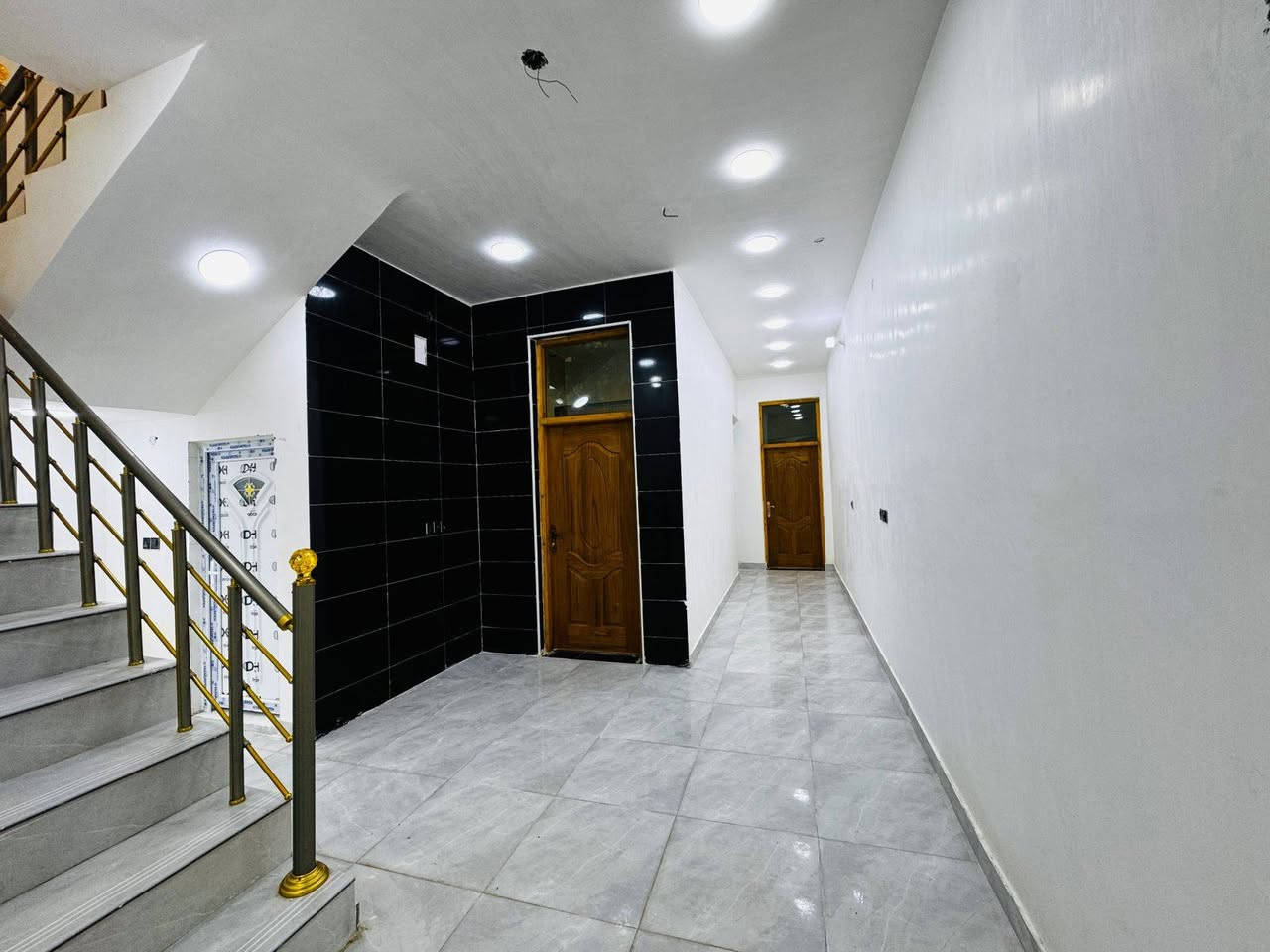 مشتملات عدد 2بناء حديث غير مسكون مساحت الواحد 130متر لواحد يحتوي علا غرفتين نوم وصاله واستقبال ومطبخ وصحيات داخليه وخارجيه العنوان كوت حي الحكيم نزلت الوائليه يبعدن عن الصب 40متر لسعر. سعر الواحد 48للستفسار ***********
