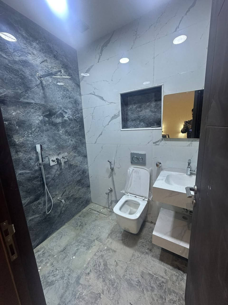 📣 للبيع مشتمل سكني – المنصور / الداودي (613)
📐 المساحة: 51 م² _  الواجهة: 6.25 م

🏡 التفاصيل:
• 3 غرف نوم • 3 حمامات • صالة مريحة
• مطبخ • منور
✨ تشطيب حديث زيرو _ 2025 
📍 موقع ممتاز داخل الداودي – المنصور
📞 للاستفسار: *********** وتساب 

📍 مكتب أمير علي للعقار – المنصور / حي دراغ شارع جامع دلال الكبيسي 

#مشتمل_للبيع #المنصور #الداودي #عقارات_بغداد
#بناء_حديث #زيرو_2025
