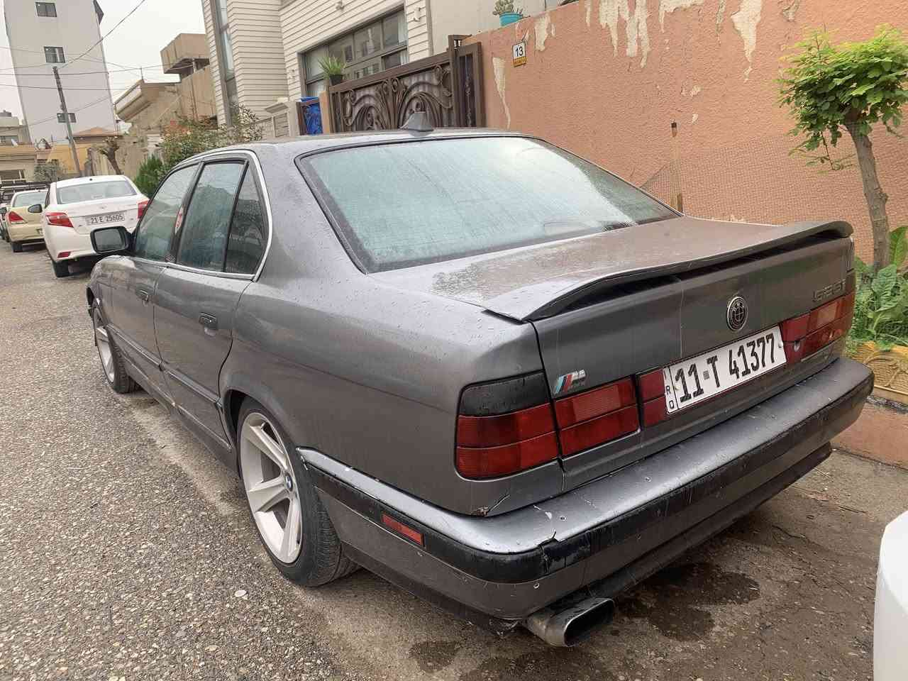 بي ام525اصل كير ومحرك 25 مسكر عدل 91محرك قبل يومين شاده حاويه 
كير عادي جاترك عليها اكسل 3.23
داخل جلد غرفه جديده كلش 
منظومة تبريد كلها جديده 
صدر امامي خلفي جديد قواعد دبل شرط ما بيه اي نقص 
كهربائيات كلها شغاله ومرتبه 
ويل كب هامان جديد لا فطر لا لحيم 
تايرات قبل كم يوم شادهن باتري جديد 
رقم بغداد انكليزي بسمي 
فتحه ملغيه *********** واتساب فقط مكان السياره سليمانيا
