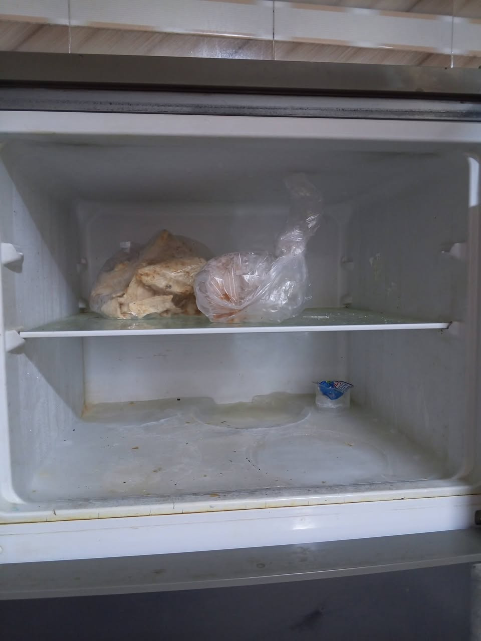 متاح ثلاجه حجم كبير نضيفه جدا مال بيت السعر 275 العنوان ديالى بعقوبة التحرير شارع الحولي  اي ستفسار اتصل عل هذا الرقم ***********
