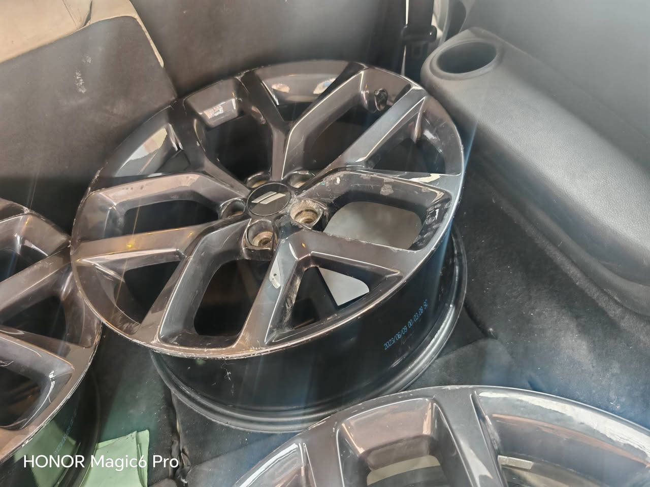 سلام عليكم من رخصة الادمن عدي هذا للبيع مل جاجر  حجم ٢٠ أصل اتصال على هذا رقم ***********
