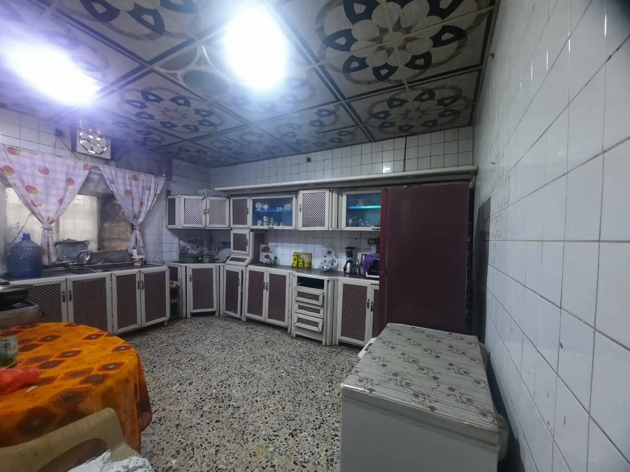 مكتب ابو ساره للعقار
دار ١٣٠ متر ركن للبيع طابقين
واجهه ١١ونص متر والنزال ١١ونص متر
بناء قديم مرمم الطابق الارضي صاله ومطبخ وحولي وغرفه نوم وصحيات
والطابق الأول ثلاث غرف نوم وصحيات. منطقه شهداء السيديه
منطقة ال ٣٠٠
للاتصال على الخاص او الارقام
*********** واتساب
*********** واتساب
