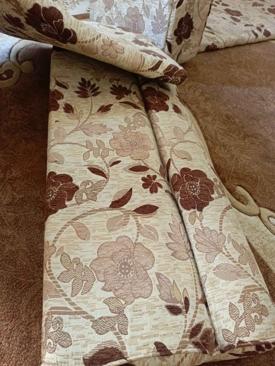 ديوان اصلي نظيف جدا للبيع عدد سبعة قطع ارضي وسبع مساند و12 تكيه واثنين زاوية..سعره 300 رقم موبايل ***********
