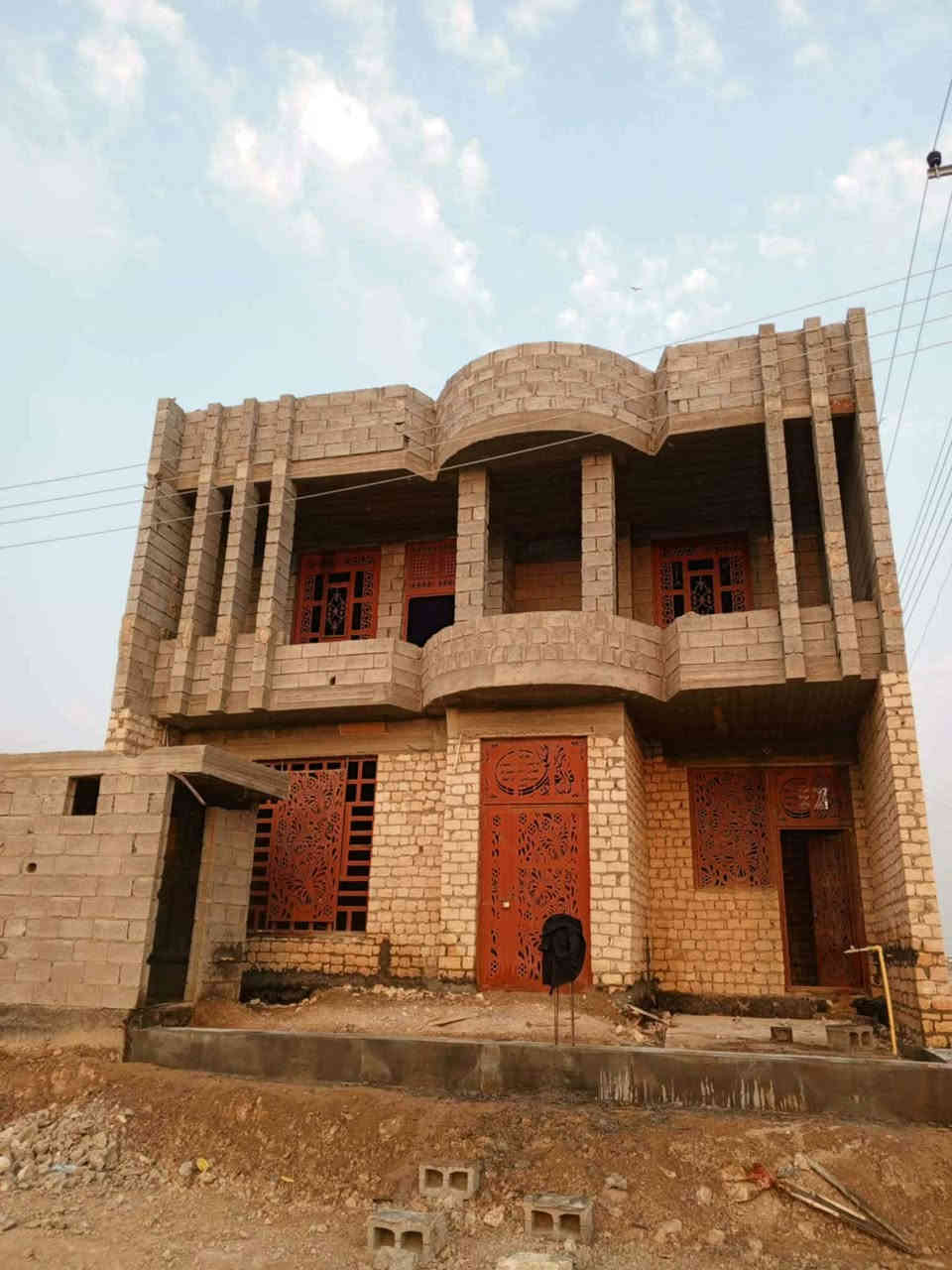 بيت للبيع طابقين هيكل يتكون من غرفتين وصاله ومطبخ واستقبال والطابق الثاني غرفتين وصاله بيت ركن عله شارع ١٥المساحه ٢٠٠  مكان الرمادي 5 كيلو الشراع السعر على خاص   ***********
