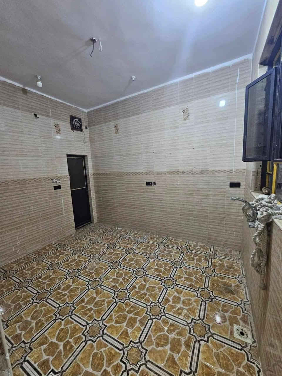 🌺اللهم صل على محمد وال محمد 🌺
عرض اليوم
...............
بيت في الجربوعيه الثالثه قرب المستشفى الالماني خلف الشارع 40 الفاصل بين الثانية والثالثه سنة البناء 2018 حر مامطلوب ترميم 2026 
(براني. مطبخ. صاله. غرفتين. صحيات داخليه وخارجيه ) 
ملاحظة ❌ البيت حاليا فارغ وجاهز للسكن 
 👈 المساحة/٢٠٠م
👈 السعر/130 وبي مجال بسيط 
_______________
{{#مكتب_المؤتمن_للعقارات_في_السماوة }}
________________________
#للاستفسار الاتصال📞 او مراسلتنا عبر الواتساب 📲

《 ***********🛜》

#ملاحظة: لعرض عقارك ماعليك سوى مراسلتنا 
عبر بريد 📩الصفحة او عبر الواتساب📲
{{👍#تابع_الصفحة لتصلك عروض مكتبنا 🫰🏛}}•
