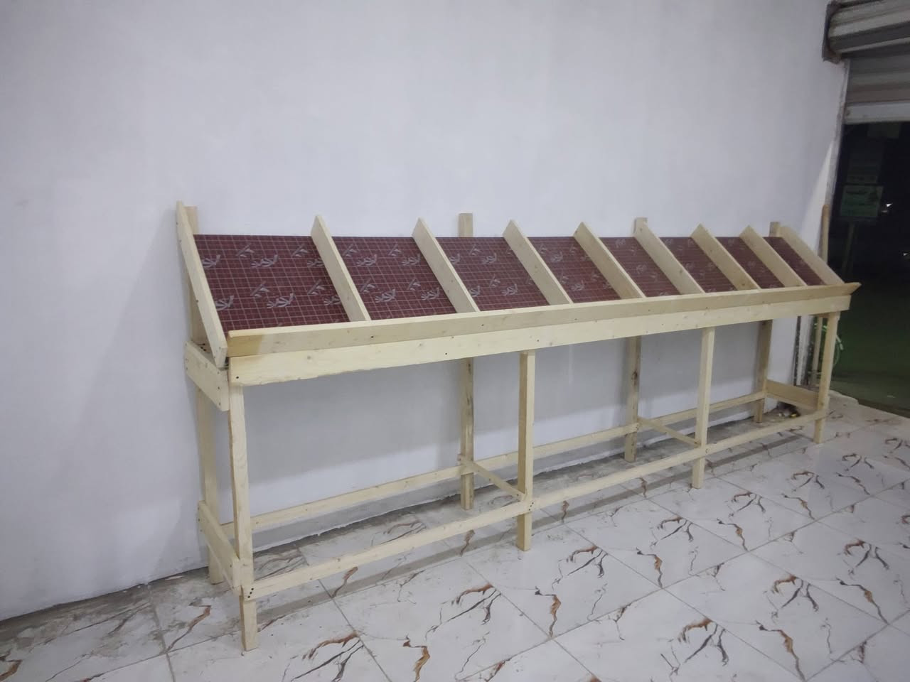 السلام عليكم ميز مخضر لبيع طول 4 امتار   .رقم الهاتف ***********
