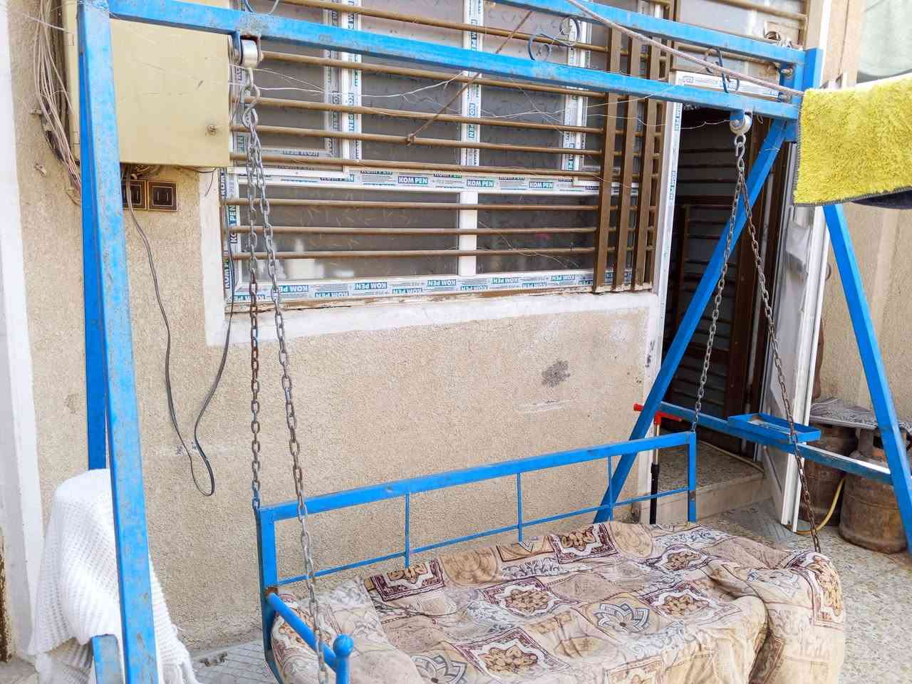 ديوان للبيع 7 متر يحتاجله ترتيب بي كم رجل مكسوره السعر 200 وبي مجال وكذالك مرجوعه ايضا للبيع السعر 200 وبيه مجال حله شارع 80 الرقم ***********
