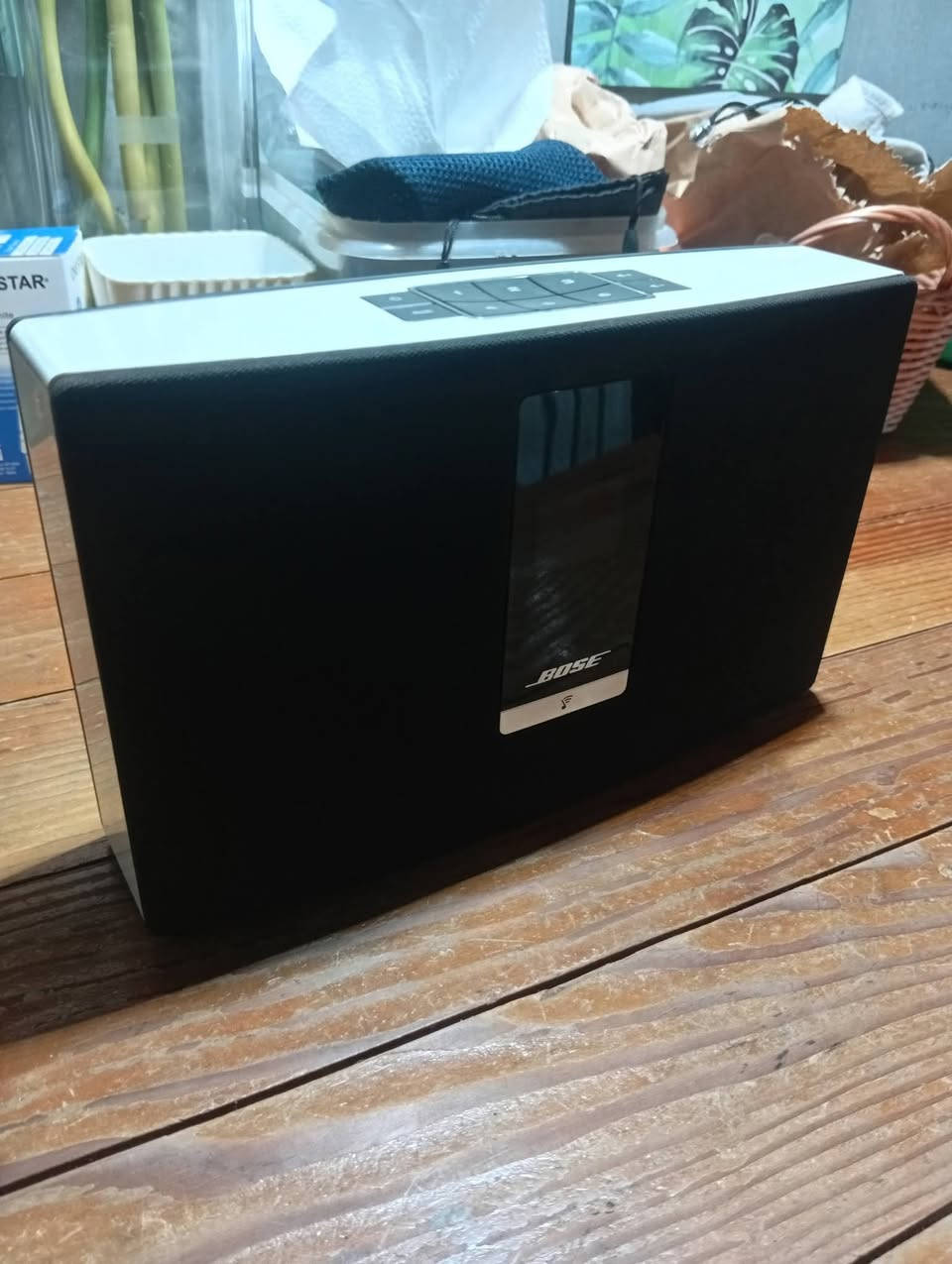 مكبر صوت Bose SoundTouch
يدعم الاتصال عبر الواي فاي (Wi-Fi) والبلوتوث، مما يتيح بث الموسيقى من خدمات مختلفة

يحتوي على ستة أزرار إعدادات
يمكن التحكم في الجهاز بالكامل عبر تطبيق Bose SoundTouch المتوفر على الهواتف 
 كلشي موضح أمامكم السعر 85 الف سعر نهائي


**إذا كنت صاحب هذا الإعلان وتريد حذفه لأي سبب، رجاءا أرسل رسالة إلى الدعم الفني**