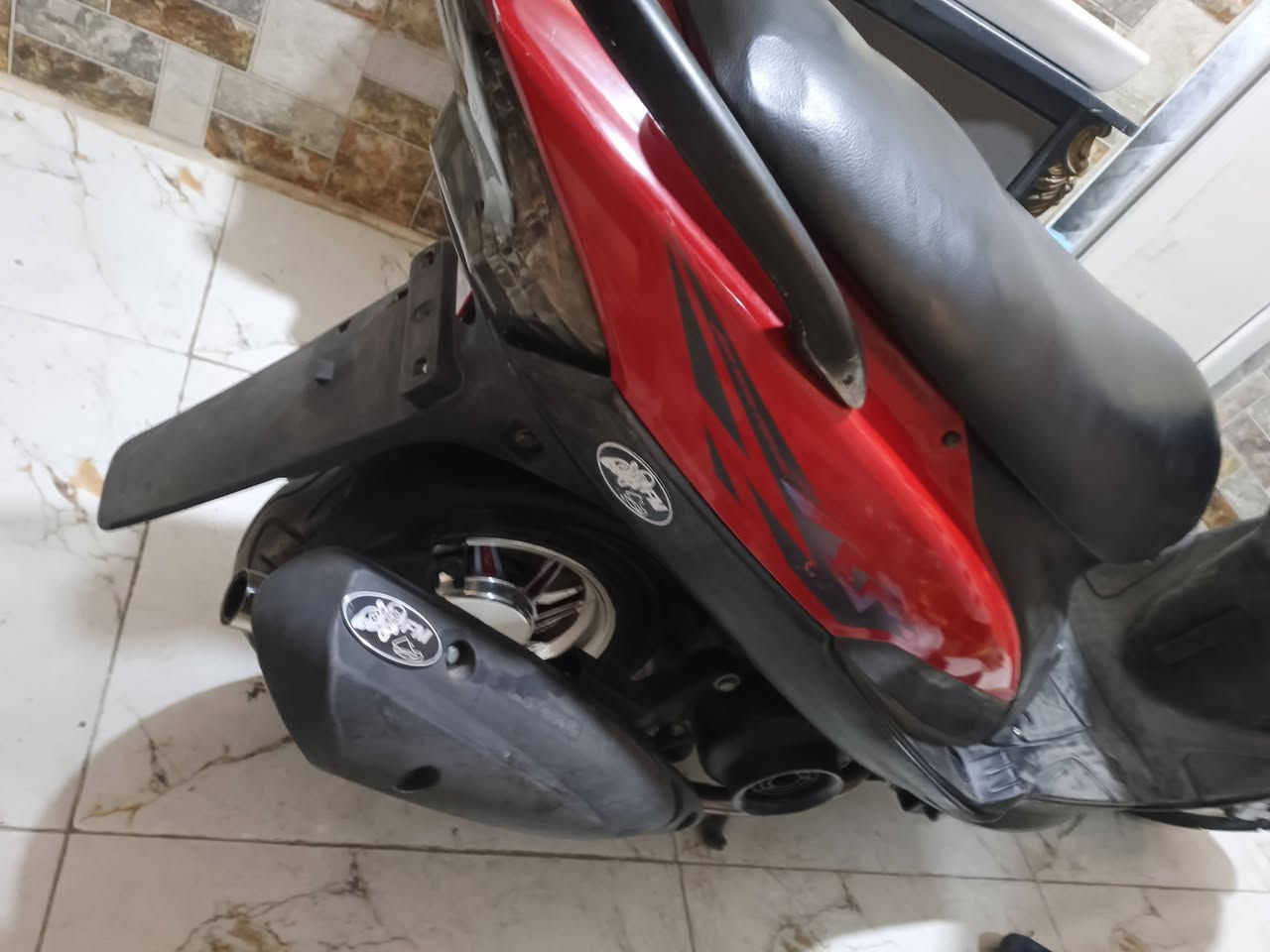 سلام عليكم الدراجه بلاديه كلشي مابيهه مكينه ناعمه الدراجه ما مفتوحه ولا مبوشه بحالت الوكاله كلشي شغال الكهربائيات گلهن شغالات بوشه 49 سبب البيعه محتاج فلوس وردة ابيعهه السعر 900 الف وبيهه مجال مكاني البصره  هاذ رقمي للستفسار ***********
