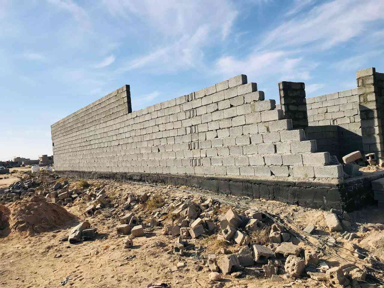 سلام عليكم اخوان هذا هيكل لبيع يحتوي على غرفه وصاله ومطبخ ومنور وحمام داخلي واستقبال وحمام خارجي وطارمه ومومر على مطبخ موقعه شريعه حي النوار مساحته ١٠٠متر 5في 20 موقعه شارع ٢٠قريب عل مدرسه وشارع ريسي بناء جديد واصل السكف كله على ١٥ساف اي استفسار على هذا رقم ***********ورقم بي واتساب
