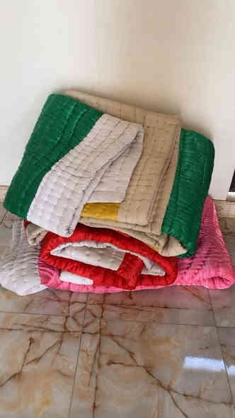 لحف ايام زمان صوف غير مستخدمات الحجية رايدة تبيعهم
جدآ نظيفات ومرتبات كلش للبيع عدد ٥ موقع ديالى بعقوبة تقاطع القدس 
السعر ٧٥ الف 
تواصل
***********متوفر واتساب
