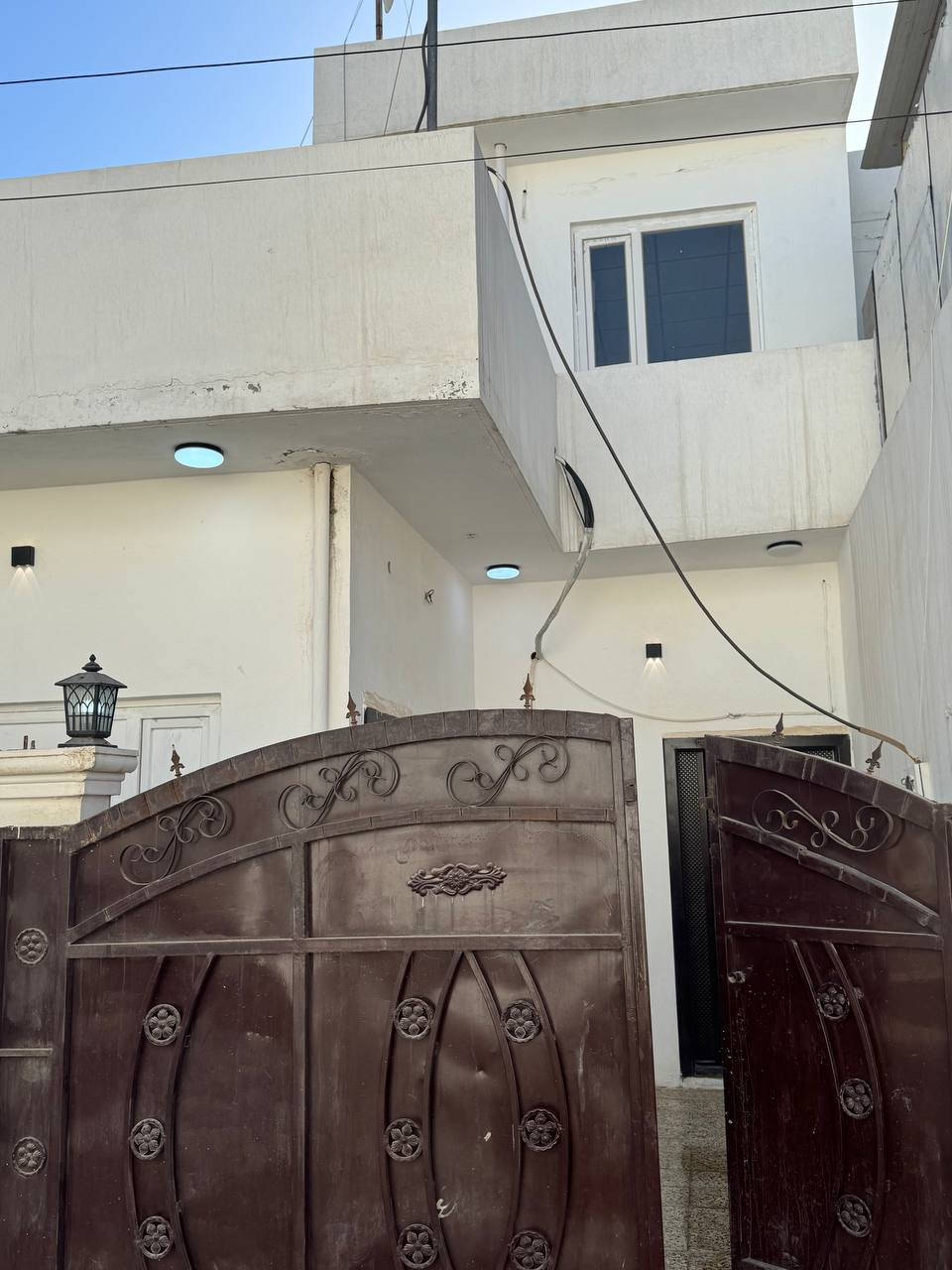 سلام عليكم للبيع بيت 🏠100متر مربع خدمات كامل كهرباء ماء تبليط عنوان كركوك  فرع صيدلية الغدير شارع الرئيسي تواصل ***********
0787 199 4653
