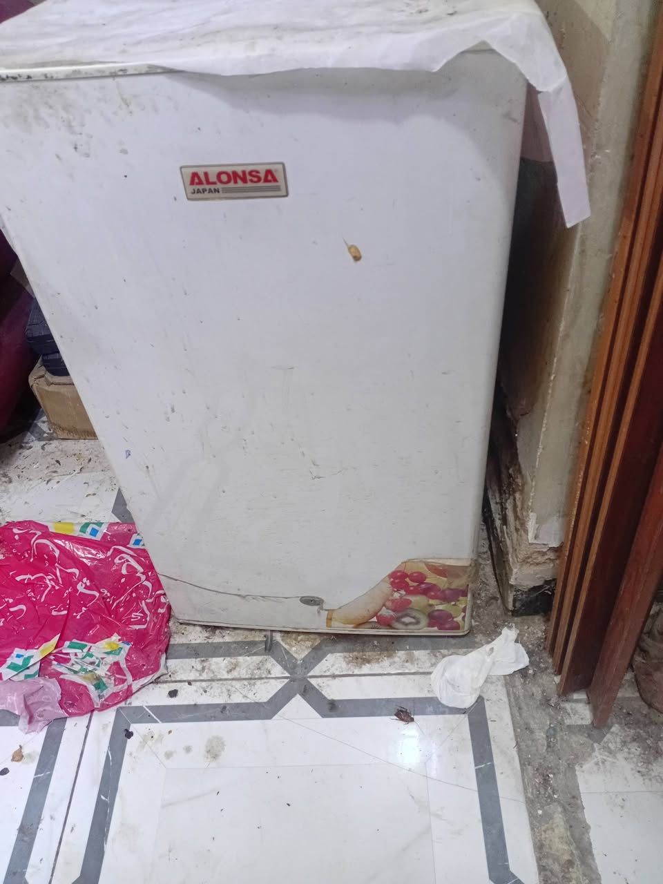 ثلاجه صغيره لمحل او غرفه شغاله للبيع بسعر ٥٠ الف قفل ...
٢. سبلت طن واحد شغاله تبربد تدفئه .. السعر ٣٠٠ الف قفل 
من يرغب بالشراء الاتصال بالرقم:
*********** واتس اب
