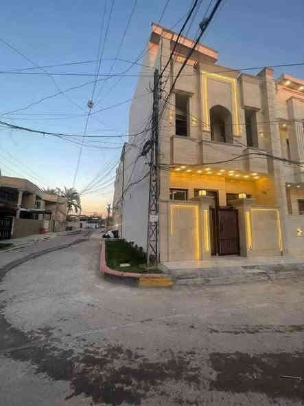 #للبيع_في_السيدية_50م_ركن_واجهة_6م_روماني
مناسب جدا جدا (268 مليوووون بسسس😳😳😳)
 مساحته 50 متر 
 واجهة تبلغ 6 متر
نزال يبلغ 8.35  مترًا

🛌🛋️ يتألف الطابق الأرضي من مدخلين صاله ومطبخ بالإضافة إلى حمام ملحق.

🛏️🛁 يتألف الطابق الثاني من  2 غرفة نوم 

🏡 أما الطابق الثالث، يتألف من غرفة نوم سويت    

📍موقع المنزل ركن في مربع الضباط خلف مطعم اكليل الجبال 

عندك بيت 🏠 وحاير شلون تبيعه احنة نجيبلك المشتري وبسعر الذي يناسبك

عندك بناء 🏗️ وما عندك وقت تبني احنة نبني لك بأسعار تنافسيه وبكوادر هندسيه مع توثيق مراحل العمل بالتصوير حتى تكون مطمئن

(التعامل والتفاوض مع صاحب العقار مباشر)

أهم انواع الاستثمار المالي هو الأستثمار العقاري .... مع الكوخ للتطوير العقاري . تستطيع استثمار اموالك بطريقة أمنة بشراء عقار في منطقة السيدية .
________________________________

للاستفسار الاتصال او المراسلة على :-

***********📞

 او زيارة موقع الشركة 📍
السيدية الضباط شارع المركز
الكوخ للتطوير العقاري
