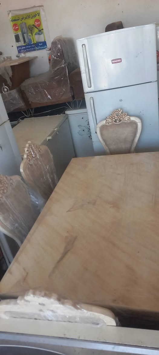 السلام عليكم .. 
ميز طعام مع ست كراسي ملكيات . شرط النضافة 
السعر ١٩٠ وبي مجال بسيط جدا
*
حلة / دبلة . مقابل مدرسة الوركاء 
*********** & ***********

