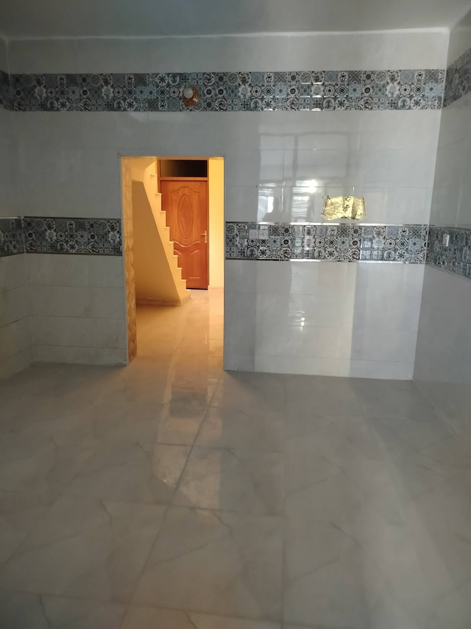 100م للبيع السعر 175 حي الجهاد الاستاذه خلف جامع مديحة الجنابي مقابل الامانه طابق ونص كراج صاله مطبخ 2نوم حمام وتواليت عدد2 سطحيين منطقة نظيفة خدمات كامله اتصال ***********
