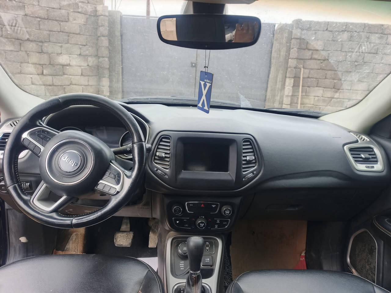 سلام عليكم جيب كومباس موديل 2018 السياره فول موصفات عده الفتحه السقف 
الموصفات هندبريك كهربائي 
اربع انضمت قيده
مانع انزلاق
تشغيل عن بعد بصمه
اشرت ترحيب
السياره مليانه موصفات
 مرواوس  ب اوبتما 12 او فوك  
اتصل عل رقم / *********** /***********/
