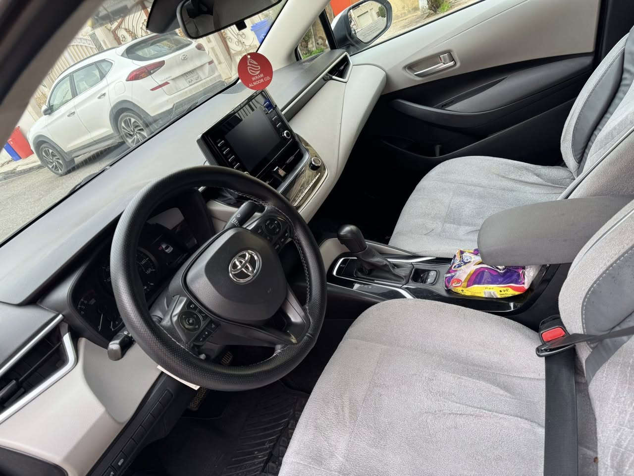 سلام عليكم 
كورلا 2020 امريكي
بيها جاملغ السايق صبغ بدون دواخل 
رقمً وسنويه جديد 
تحويل ثاني يوم 
كير ومحرك شرط 
السعر 142 بي مجال
***********
