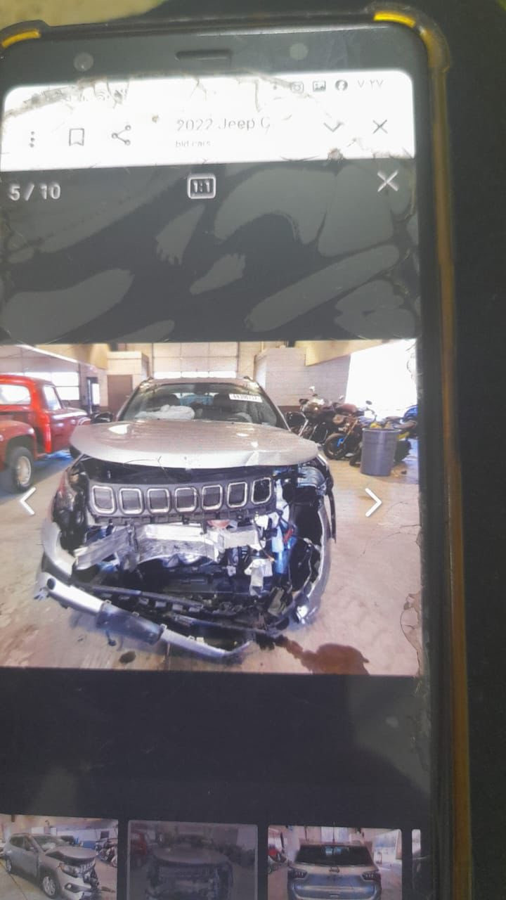 سلام عليكم سياره جيب كومباس 2022 وارد امريكي الحادث موضح بالصور سياره نضيفه  رقم بغداد مكاني بغداد ماشيه قليل السعر 140$ وبيها مجال بصيط ***********
