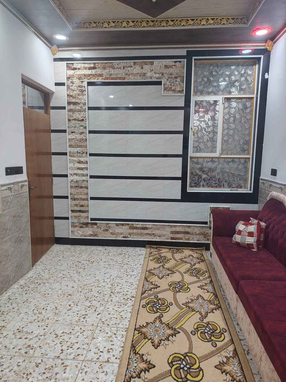 السلام عليكم بيت 100 متر طابق ونص الطابق جوه بنا طابوك صب كونكريت بنا جناي درجه اوله بنا جاهز الممر الطارمه الصحيات المطبخ الصاله سيراميك وحجر وديكورات
الستقبال سيراميك وحجر  ديكورات الغرفه فقط سيراميك متر وعشرين الرضيه الجوه كاشي البايات الدرج مرمر محجر اصلي  النص طابق فوك غرفه وصاله فقط السكف عكاده بس البيت جاهز مكان منطع 51 فريب علي شارع قنبر حرف تي علي ساحه يعني ركن الساحه تي *********** واتساب مفتوح بيت صار سنه من بنيته مال جناي بنيتي بيدي
