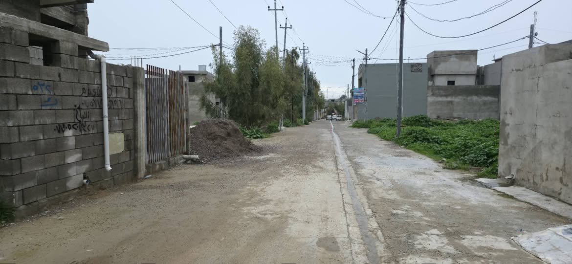 قطعة ارض 161 متر بالملايين الثانية بعد القنطرة صايرة اخر قطعه عالبستان ع شارعين واجهه 11 والاخرى 8 وعمق 16 قريبة على جامع ضيوف الرحمن بستان ملك صرف وبيها كارت بلديه السعر 40 مليون وبيها مجال 
هاتف ***********
