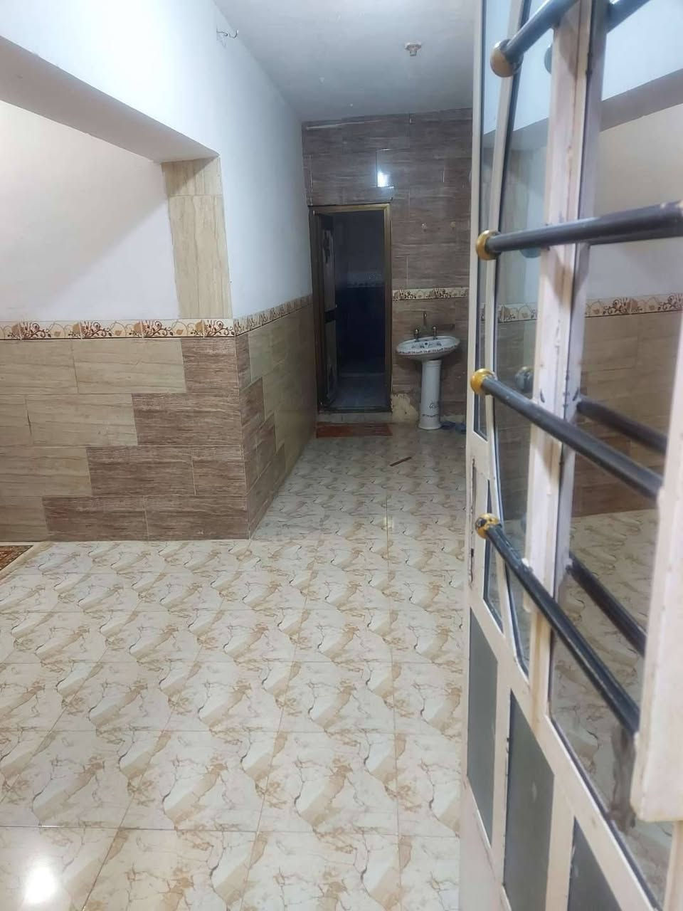 سلام عليكم بيت للبيع طابو زراعي 130متر فرعي خلف قاعت اوسكار ***********سعر 85وبي مجال تصال عله  هاتف  يحتوي البيت عله صاله وطبخ وغرفه جوه الفوك غرفتين نوم
