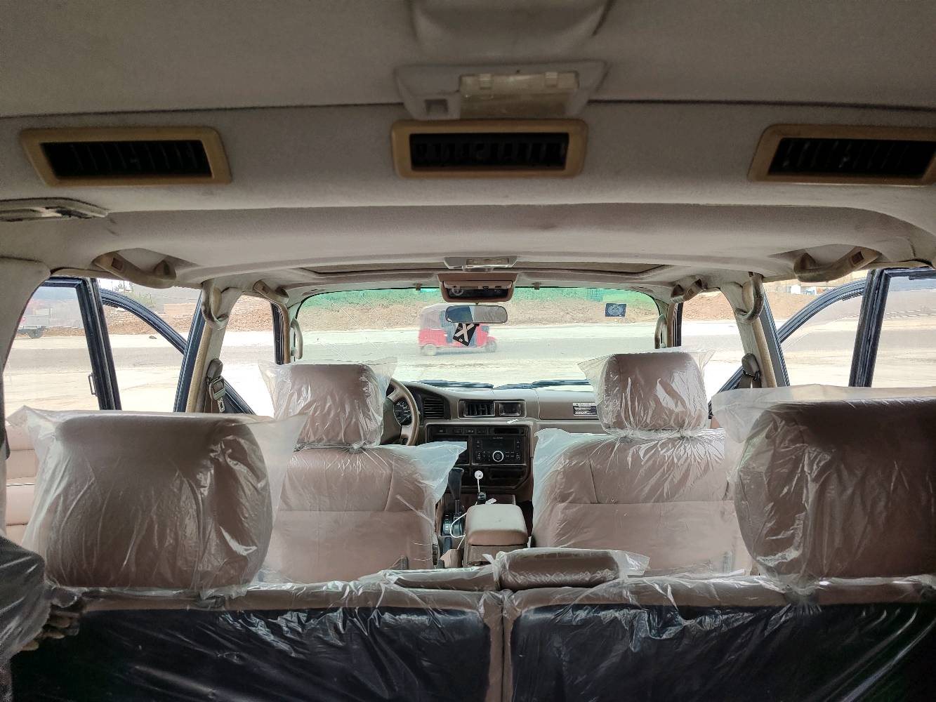 لاندكروز موديل 97 
رقم بغداد سنويه لل27 
مكينه بلاد 4500نوزل 
كير اوتماتيك 
دبل تانكي ودبل فيتبم 
دفع رباعي شغال 
غرفه معمره جديد فرشه كشنات بطاين كهربائيات كلهة شغاله فتحه شغاله السياره جاهزه بلاديه مامصبوغه بيهة جراد 
