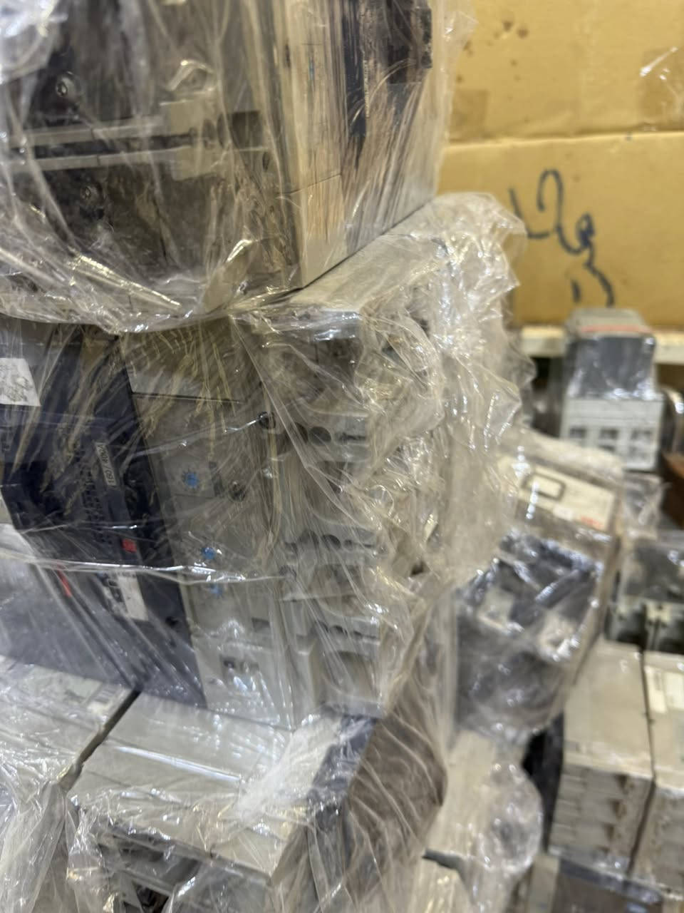 السلام عليكم تتوفر قواطع mg اصلي فرنسي 100A/160A/250A/ 400A/ 630A/ 800A/1000A/ ثلاثي + رباعي أتواصل ع رقم واتساب ‭٠٧٧٧ ٠٣٥ ٢٢٨٩‬
