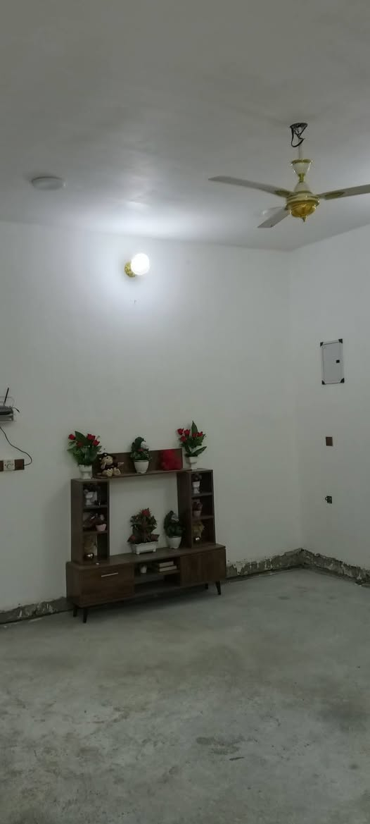 بيت البيع في قرية مختار قرب جامع الخناجره يتكون من غرفتين وصاله كبيره مناور ثنين وحمام ديوانيه صحيات بناء حديث مساحه 190 سعر 39 بي مجال رقمي***********
