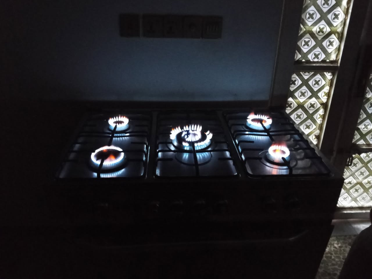 سلام عليكم طباخ نوع فرش مصري شغال وناره تخبل فرن فوك وجوه شغال شوفت عينك السعر مناسب اتصل وتدلل***********
