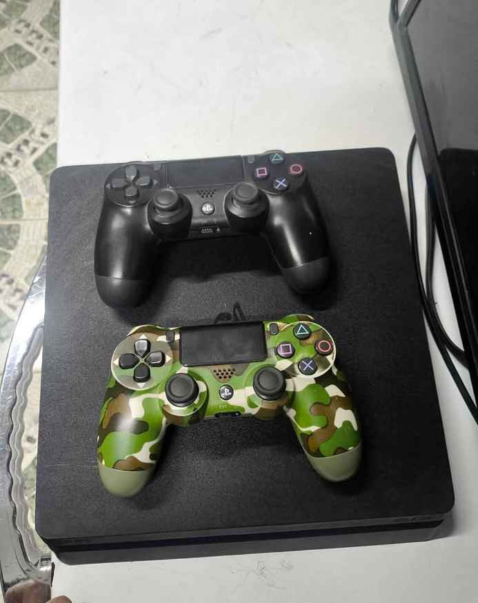 بلي فور سلم مهكر كلش نضيف تجي تفحصه وتاخذه 
ماصارله عدي هواي استخدامه كلش قليل لامفتوح ولابي تبديل 
مكاني نجف حي السلام 
الرقم ***********
وياه يده اصليه وبداخله لعبتين كول اوف ديوتي بلاك اوبس ٦ وردد ردمشن ٢ النجف, العراق
