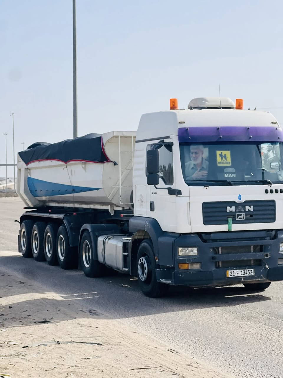 سلام عليكم مان تكه لبيع لفين 4مكينه 410لا صرف ولا تخبر تخم تاير مكفل راس وعرباته    ***********
