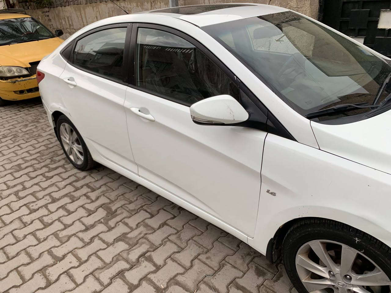 السلام عليكم  ....
اكسنت 2012 خليجية للبيع 
كير مكينة تبريد بلاد 
السيارة بيهة قطع صبغ فقط  
شاصي تكم لغود كفالة 
السيارة ماشية 137 ألف 
دواخل نظيفة جداً
السعر المطلوب ( 90 ) ورقة وبيهة مجال 
مكان السيارة بغداد ساحة ميسلون 
رقمي (***********) اتصال أو واتساب
تحياتي للجميع
