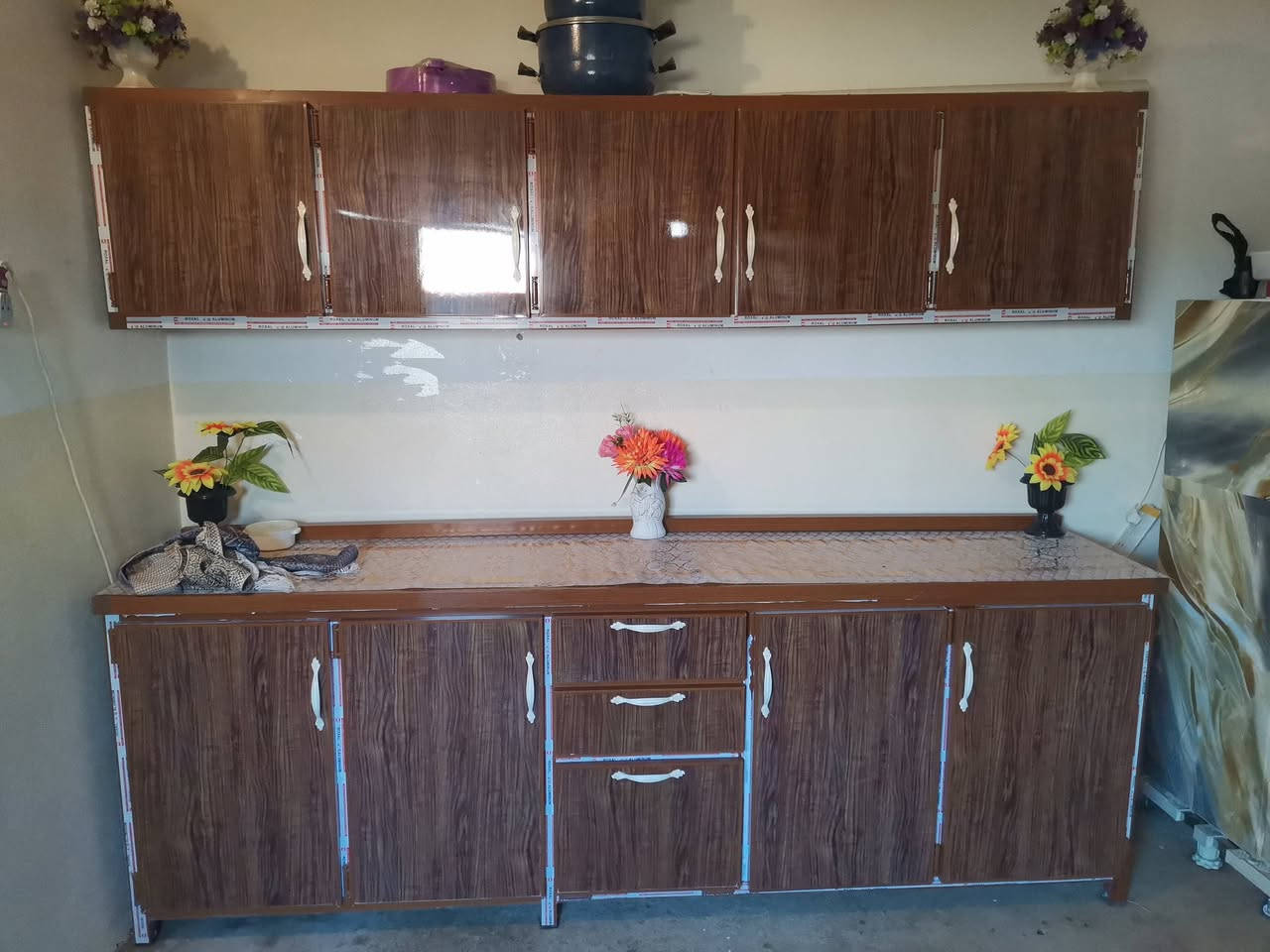 للبيع كاونتر مترين ونص مستعمل شي قليل مكان موصل حي الحدباه سعره425وبي مجال***********
