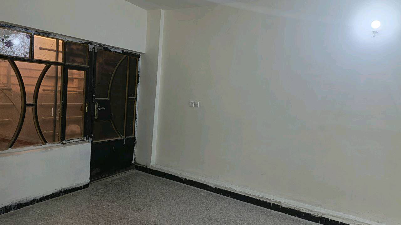 ​📐 المساحة: 100 متر مربع.
​🛋️ الاستقبال: صالة استقبال واسعة ومرتبة.
​🍳 المطبخ: نظام (حار / بارد) بتصميم عملي ومميز.
​🛏️ الغرف: 3 غرف نوم مريحة.
​🚿 الخدمات: 2 حمام (موزعة بشكل ممتاز).
​✨ الحالة: نظيف جداً وبناء بحالة ممتازة.
​📍 الموقع: الدورة - أبو دشير / بالقرب من تقاطع الشهداء (موقع قريب من الخدمات والأسواق).
💰 سعر الإيجار: 550 ألف دينار عراقي (شهرياً).
الدار على شكد طابق؟ وبيها درج أو سطح أو حوش؟: 
طابقين
هل الإيجار يشمل الماي والكهرباء والمجاري، وشكد وضع المولدة/العداد؟: 
الكهرباء الماء على المؤجر
البيت مفروش لو فارغ؟ وإذا بيه أثاث أو أجهزة شنو الموجود بالضبط؟: 
فارغ
هل أكو كراج أو مكان لوقوف سيارة؟: 
نعم كراج
شلون شروط الإيجار: عقد كم سنة/شهر، ودفع مقدّم أو تأمين، وهل السعر قابل للتفاوض؟: 
عقد لمدة سنة