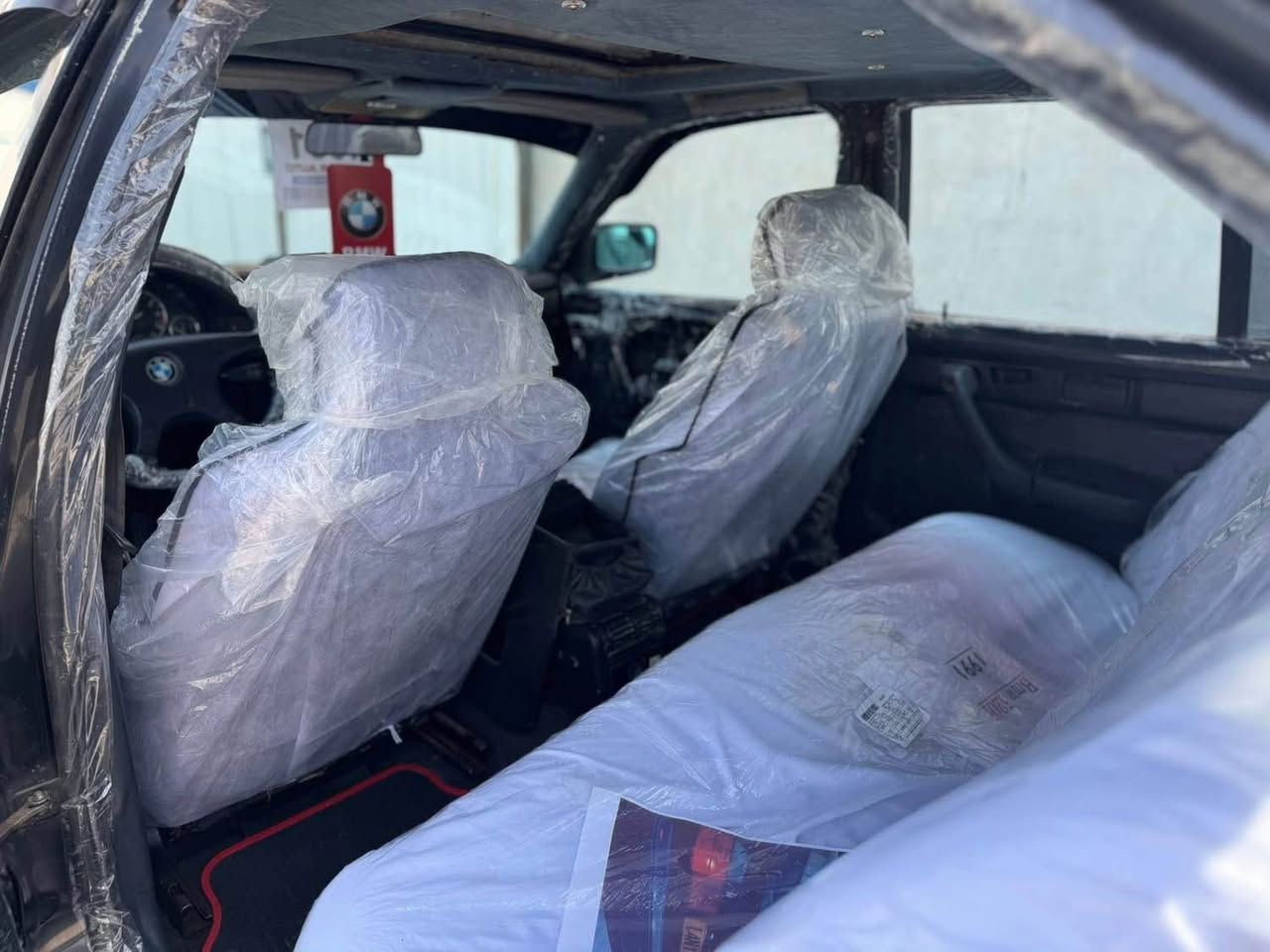 Bmw520i
مۆدێل1991
مەکینە گێر ئەکسل بەشەرت
سەرف بوخار سەوت بەشەرت
دوو جام کارەبا
سلایت
4تایەی تازە
تەقەورەقەی بەشەرت چرکەی نیە
زەربەی نیە عامە بۆ جوانی
گەرمی فلجە 
گێچەکانی هەموو ئیش ئەکات
مەسرفی چاکم لێی کردووە
بێ مەسرفە بەنزین ناخوات
رۆن و فلتەر و هەموویم گۆریوە
مالی ئەم نەورۆز و جەژنەیە
واجیهە و پاکانەی لەگەلە 
بەشەرتی ئەوەی مالی کەس نەبێت 
سعري27وەرەقە و مەجالێکی زۆرکەم
شوێن کەلار***********
گۆرینەوەش ئەکەم لەسەر دل گرتن كالار, السليمانية
