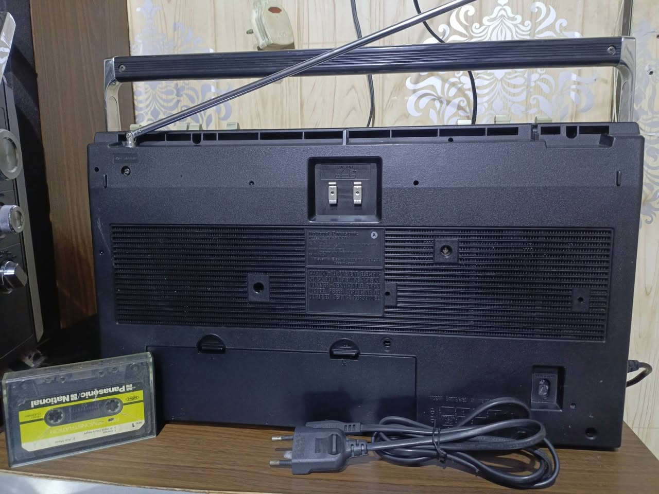 للبيع 
راديو مسجل ناشيونال بانسونك 
(RX-5100T) ياباني المنشأ إستيراد مؤسسه بدايه الثمانينات راديو 4 موجات بدون fm,,نظافه عاليه جدا مقارب للجديد نقص الكارتون فقط،مع الكاسيت وگيبل التوصيل الاصلي ..شغال وبحاله ممتازه.. للاستفسار(***********)
متواجد واتساب ماسنجر،،يوجد توصيل 
((السعر مراسله الصفحه))
ملاحظه..متوفر جهازين نفس النوع والنظافه
